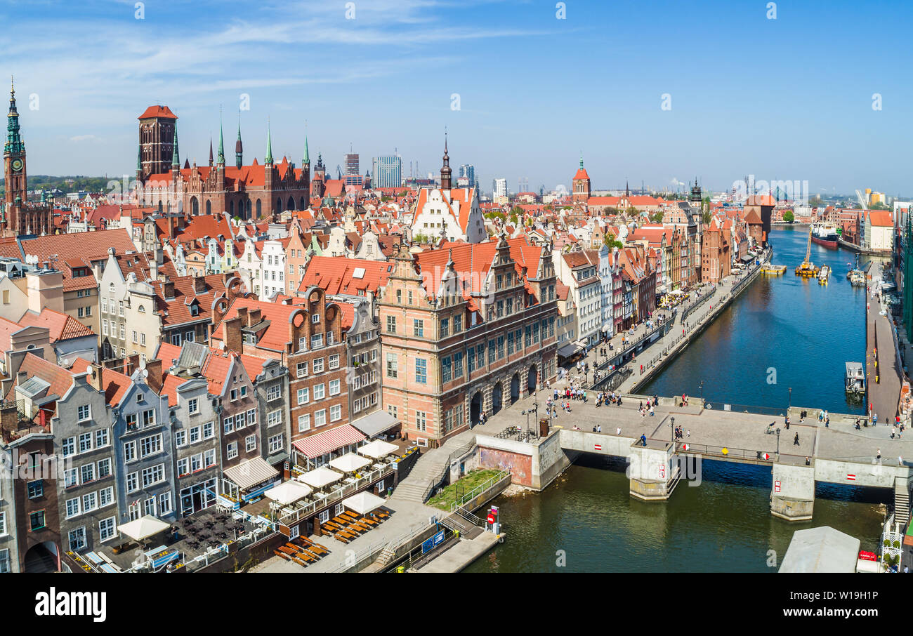 Vieille ville de Gdansk. Pont Vert et de la porte verte à partir d'une vue à vol d'oiseau. Une partie touristique de la ville de Gdansk vu de l'air. Banque D'Images