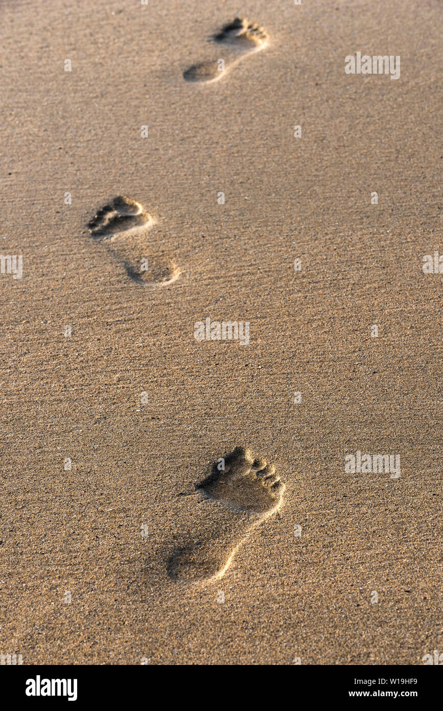 Les traces de pas dans le sable sur la plage de Fistral à Newquay en Cornouailles. Banque D'Images
