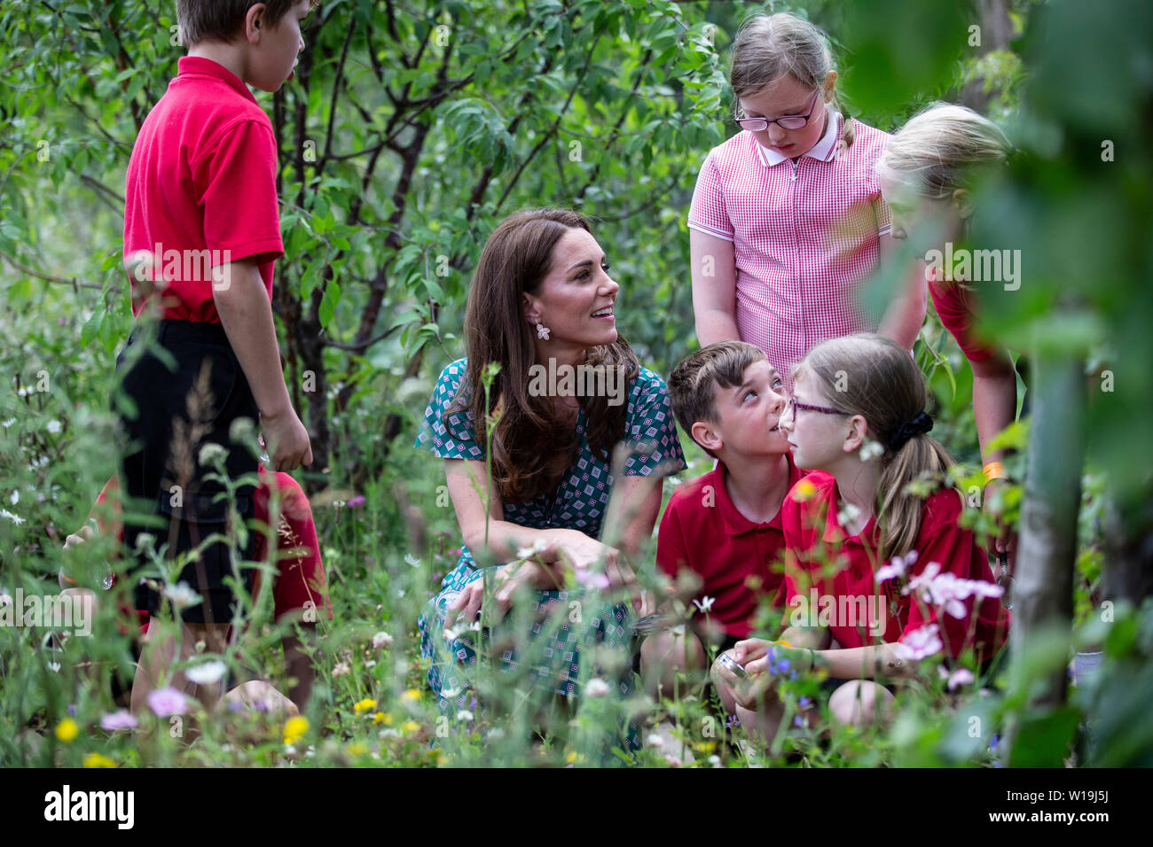 La duchesse de Cambridge, avec les enfants de l'école junior Hampton Hill au cours d'une visite à Hampton Court Garden Festival à Hampton Court de Londres. Banque D'Images