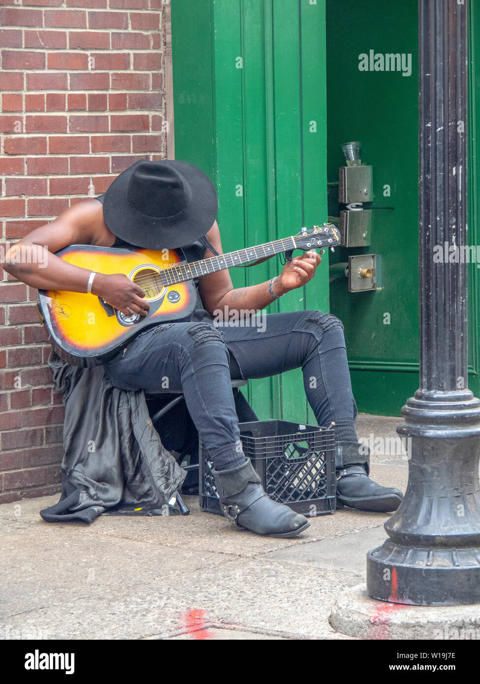African American male guitariste aux spectacles à Nashville, Tennessee, USA. Banque D'Images