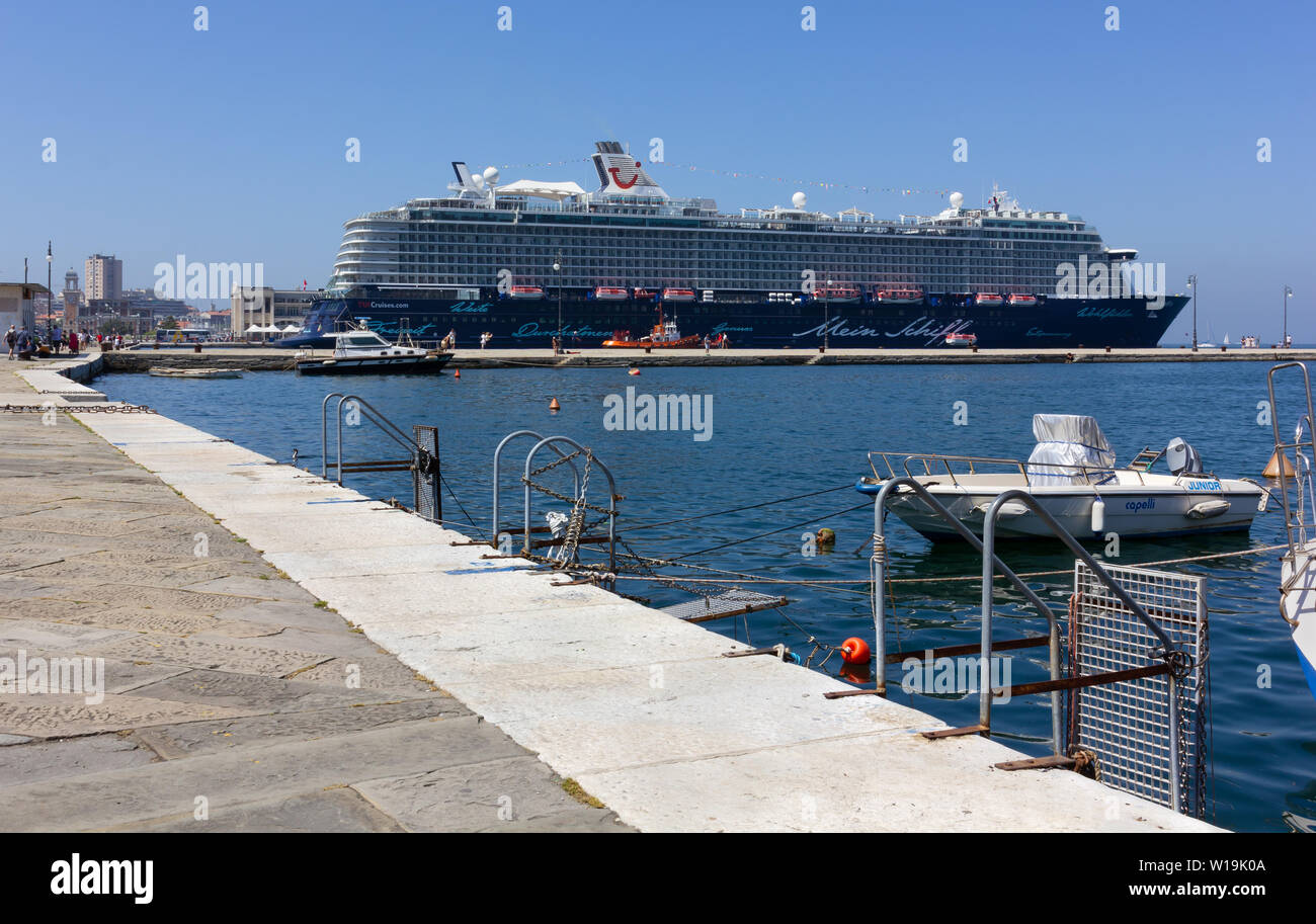 TRIESTE, Italie - 16 juin 2019 : bateau de croisière Mein Schiff 6 amarré à côté de la jetée d'Audace sur le front de mer de la ville. Banque D'Images