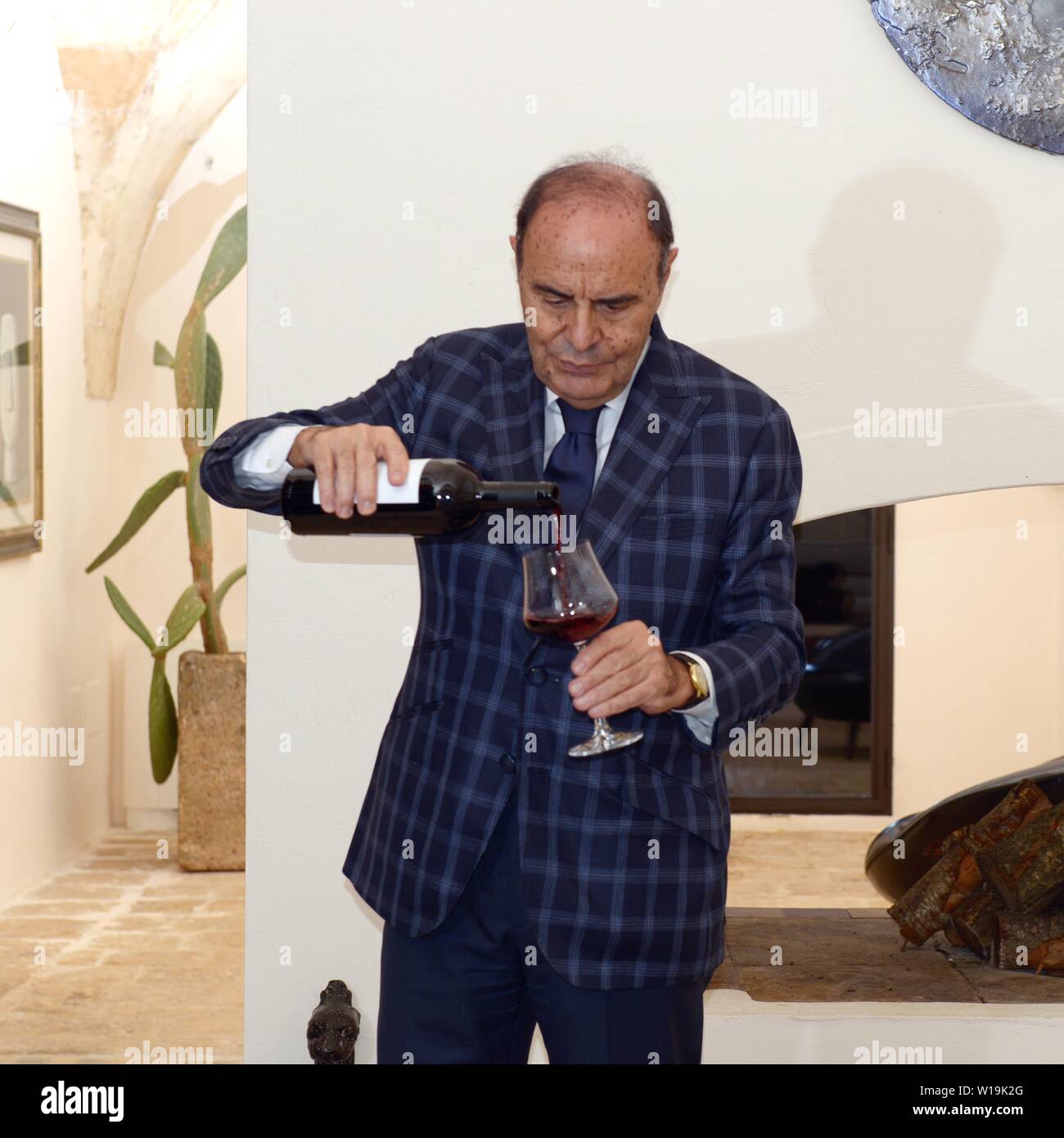 Bruno Vespa, journaliste et présentateur, dans son Masseria Li Reni vignoble, où il produit du vin, Manduria, province de Taranto, Puglia (Apulia) région, je Banque D'Images