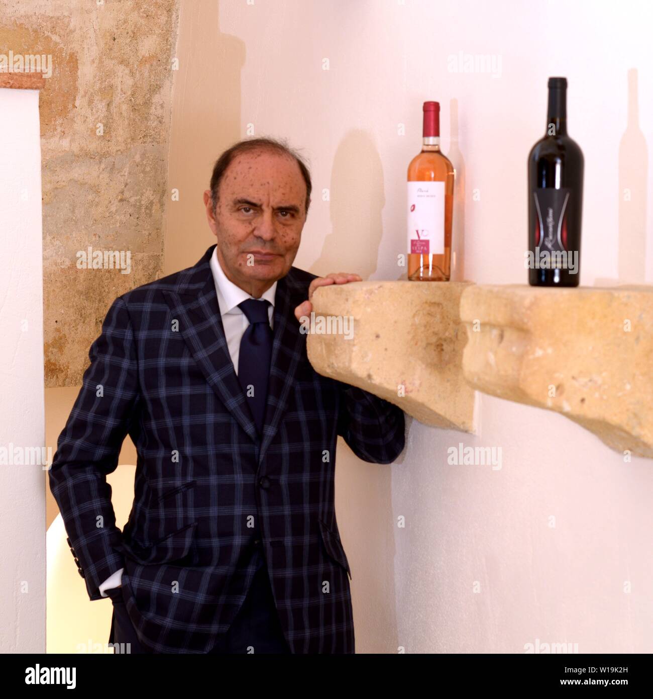 Bruno Vespa, journaliste et présentateur, dans son Masseria Li Reni vignoble, où il produit du vin, Manduria, province de Taranto, Puglia (Apulia) région, je Banque D'Images