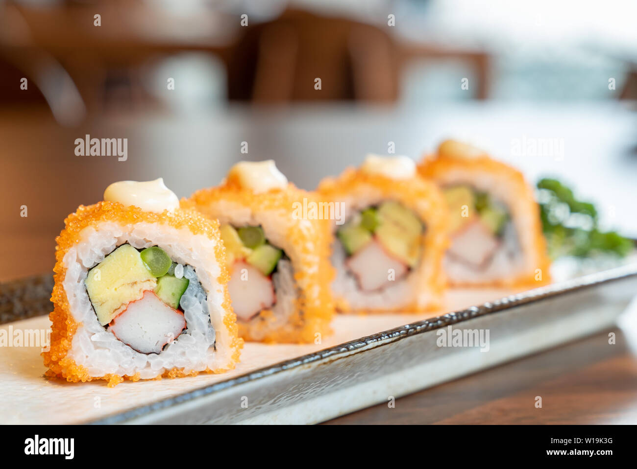 California Maki avec le saumon et la cuisine des aliments japonais tamago Banque D'Images