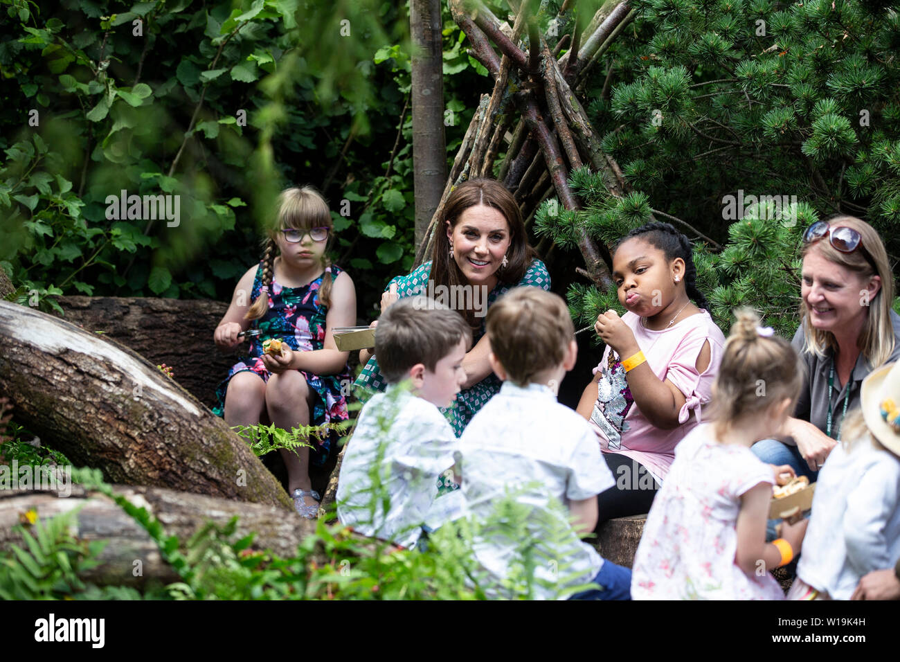 La duchesse de Cambridge pour les enfants d'Evelina Children's Hospital et l'Anna Freud Centre au cours d'une visite à son retour à la nature qu'elle a co jardin conçu avec Andre Davies et Adam White, à Hampton Court Palace Garden Festival à Londres. Banque D'Images