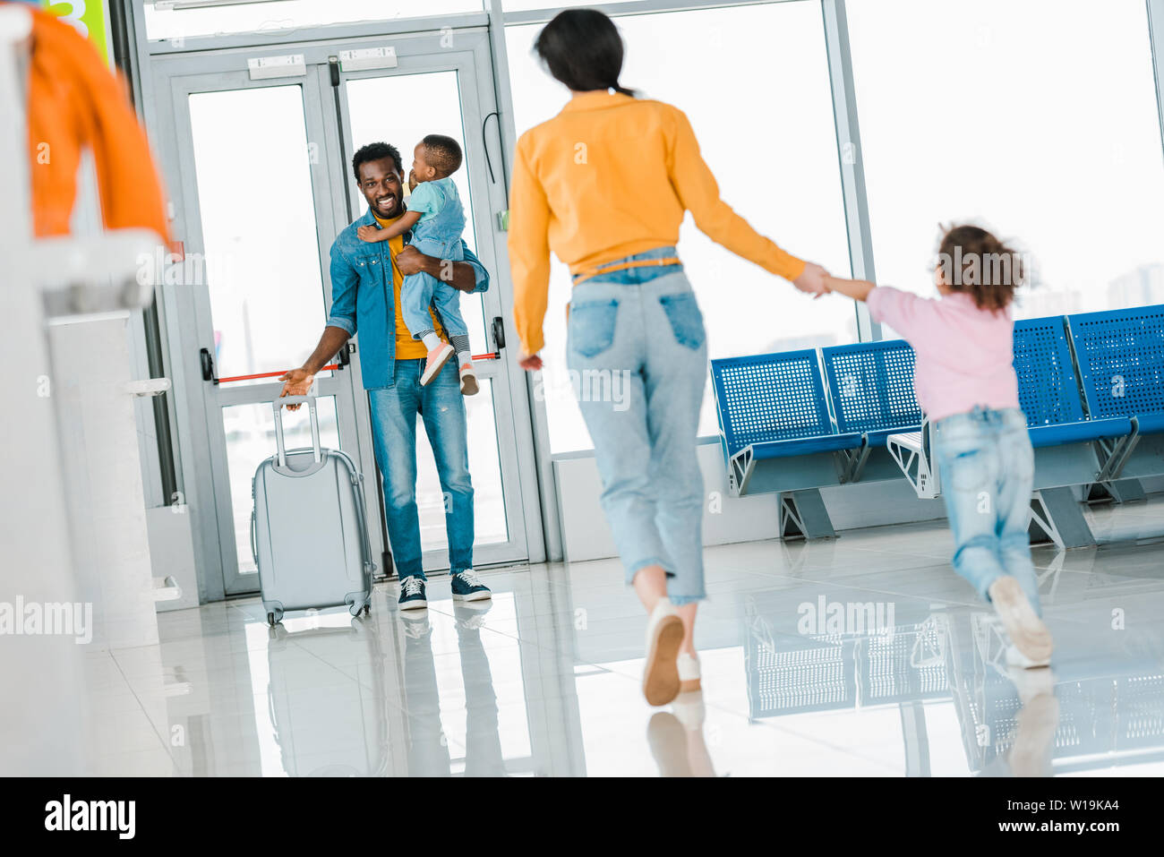 Portrait of happy african american family meeting in airport Banque D'Images