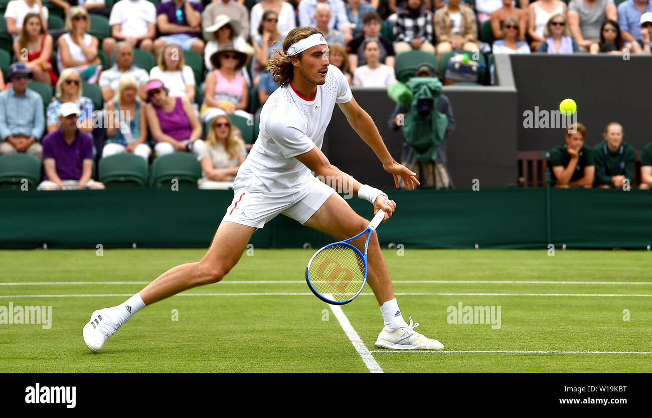 Stefanos Tsitsipas en action pendant le premier jour des championnats de Wimbledon au All England Lawn tennis and Croquet Club, Londres. Banque D'Images