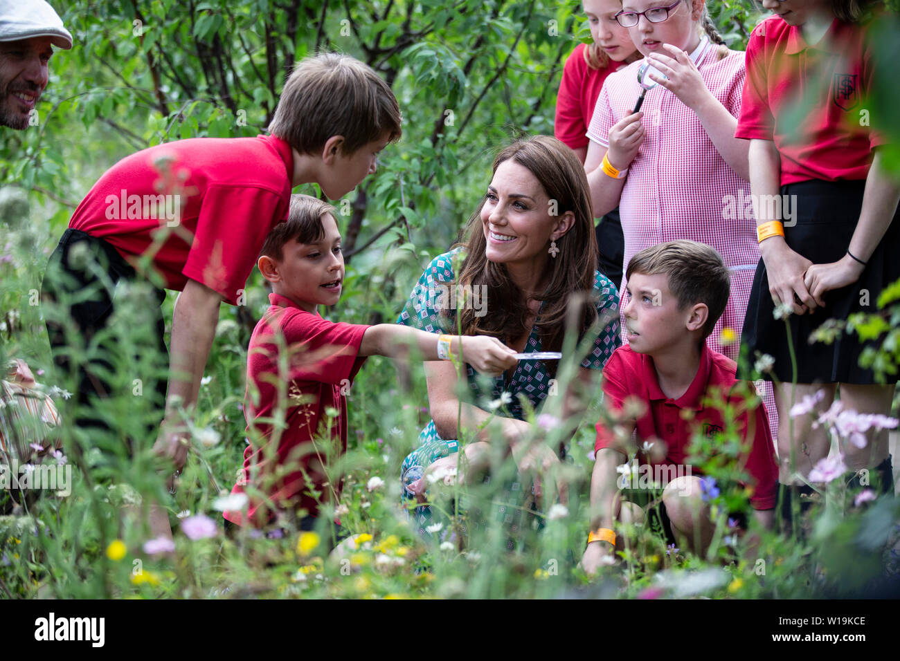 La duchesse de Cambridge visite son retour à la nature avec le Jardin d'enfants à partir de la Hampton Hill junior school, au cours d'une visite à Hampton Court Garden Festival à Hampton Court de Londres. Banque D'Images