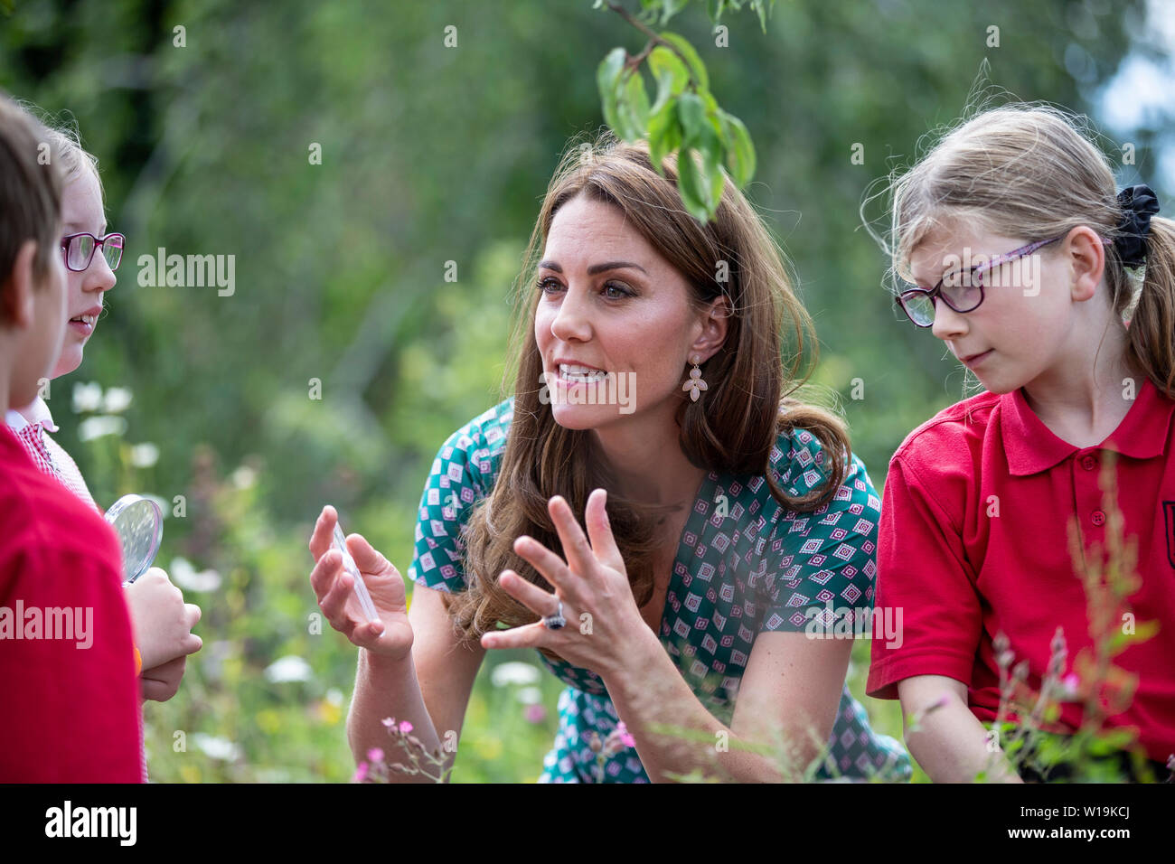 La duchesse de Cambridge visite son retour à la nature avec le Jardin d'enfants à partir de la Hampton Hill junior school, au cours d'une visite à Hampton Court Garden Festival à Hampton Court de Londres. Banque D'Images