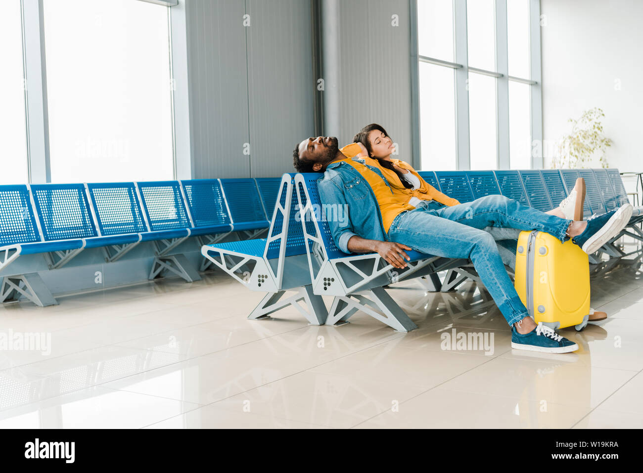 Fatigué african american man departure lounge in airport Banque D'Images