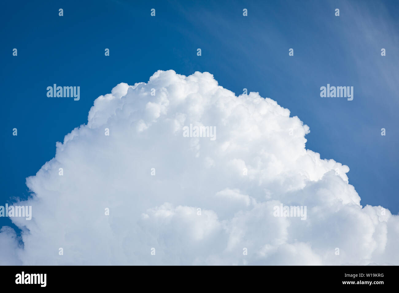 Rising Storm Cloud et ciel bleu en soleil Banque D'Images