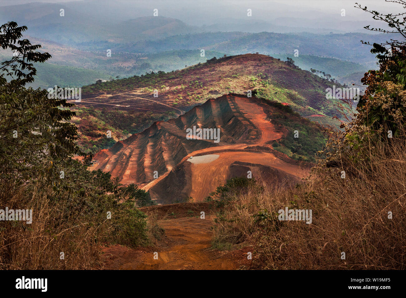 L'exploitation minière pour le transport et gestion du minerai de fer. Des bancs de fosse existante et nouvelle région en préparation pour la poursuite du développement et de l'exploitation minière au-delà. Banque D'Images