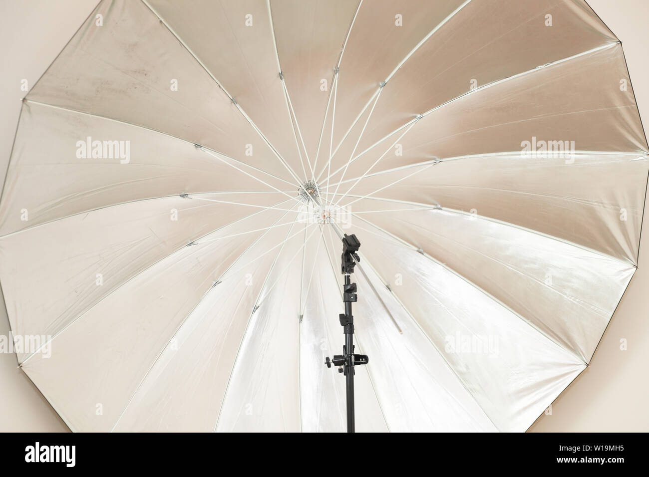 Photo Studio 72 pouces noir et argent Photo Studio parapluie réfléchissant isolé sur blanc - Droit Banque D'Images