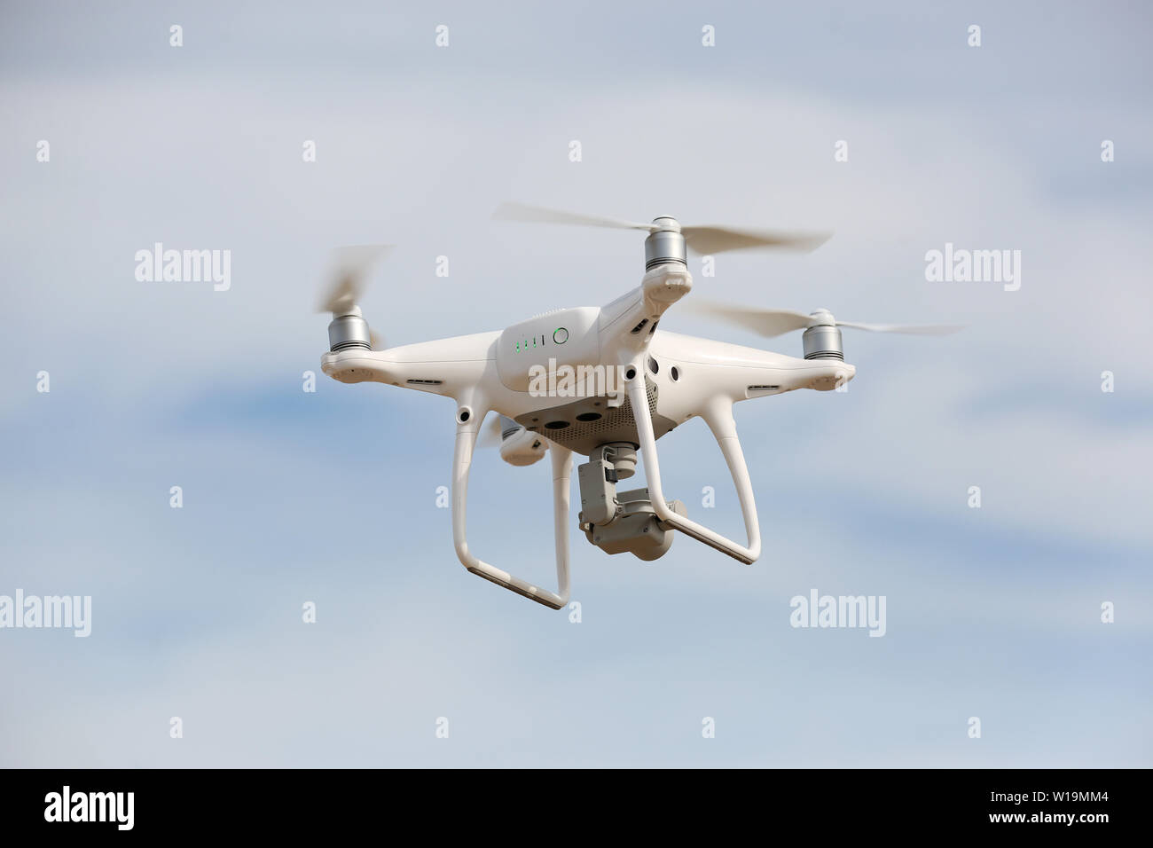 Drone photographié dans le ciel volant et de la capture de vidéos et de photos à Bognor Regis, West Sussex, Royaume-Uni. Banque D'Images