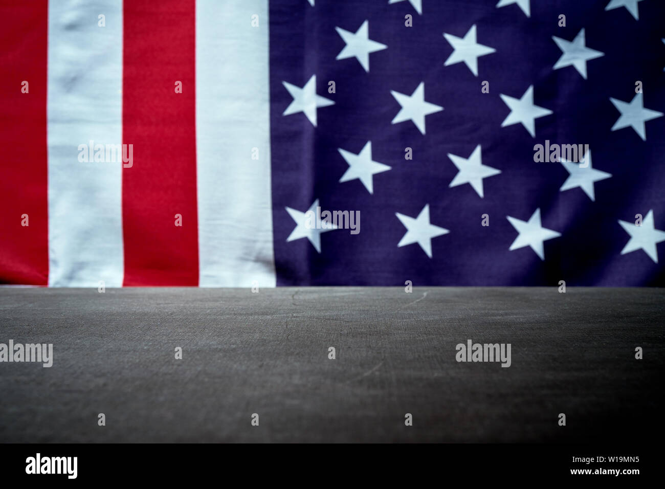 Plateau en bois noir sur le fond du drapeau américain Banque D'Images
