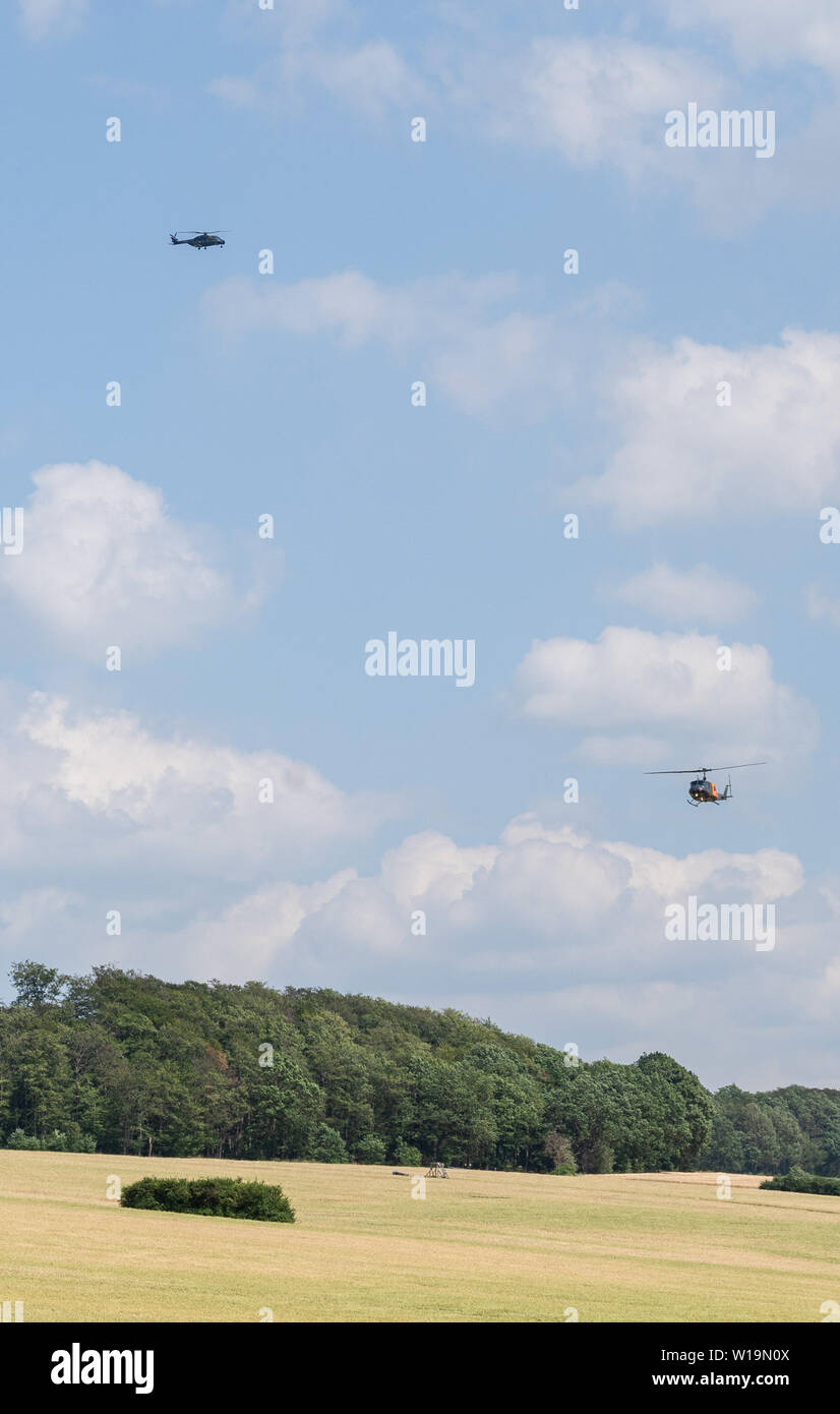 Dehmcurbrock, Allemagne. 1er juillet 2019. Un type d'hélicoptère NH 90 de la Bundeswehr (l) et une Bundeswehr type d'hélicoptère Bell UH-1 voler au-dessus d'un champ. La Bundeswehr a confirmé l'écrasement d'un hélicoptère d'entraînement en Basse-Saxe. L'Eurocopter EC 135 machine a été impliqué dans un accident d'environ 30 kilomètres à l'ouest de Hameln, un porte-parole de l'armée allemande a déclaré à l'agence de presse allemande. Il y avait deux personnes à bord. L'avion appartient à l'International Helicopter Training Centre de Bückeburg. Credit : Stefan Simonsen/dpa/Alamy Live News Banque D'Images