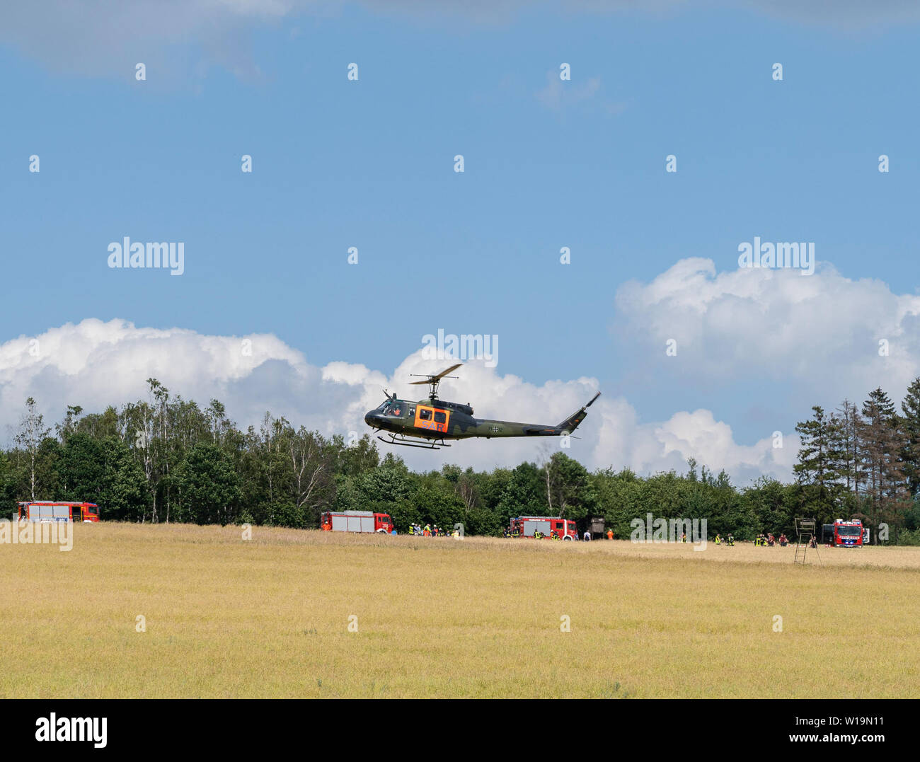 Dehmcurbrock, Allemagne. 1er juillet 2019. Un hélicoptère de la Bundeswehr du type Bell UH-1 de la Bundeswehr survole un champ. La Bundeswehr a confirmé l'écrasement d'un hélicoptère d'entraînement en Basse-Saxe. L'Eurocopter EC 135 machine a été impliqué dans un accident d'environ 30 kilomètres à l'ouest de Hameln, un porte-parole de l'armée allemande a déclaré à l'agence de presse allemande. Il y avait deux personnes à bord. L'avion appartient à l'International Helicopter Training Centre de Bückeburg. Credit : Stefan Simonsen/dpa/Alamy Live News Banque D'Images