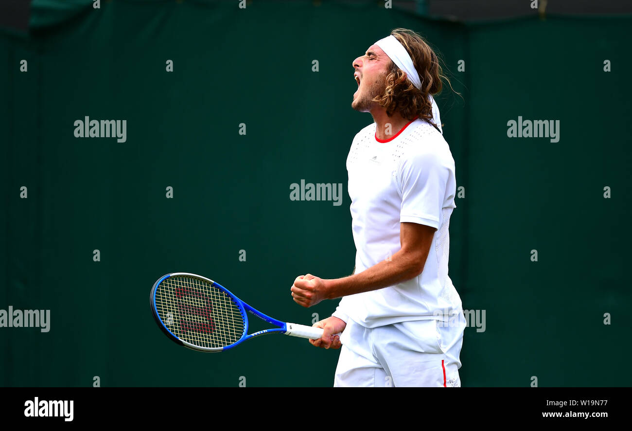 Stefanos Tsitsipas réagit pendant le premier jour des championnats de Wimbledon au All England Lawn tennis and Croquet Club, Londres. Banque D'Images