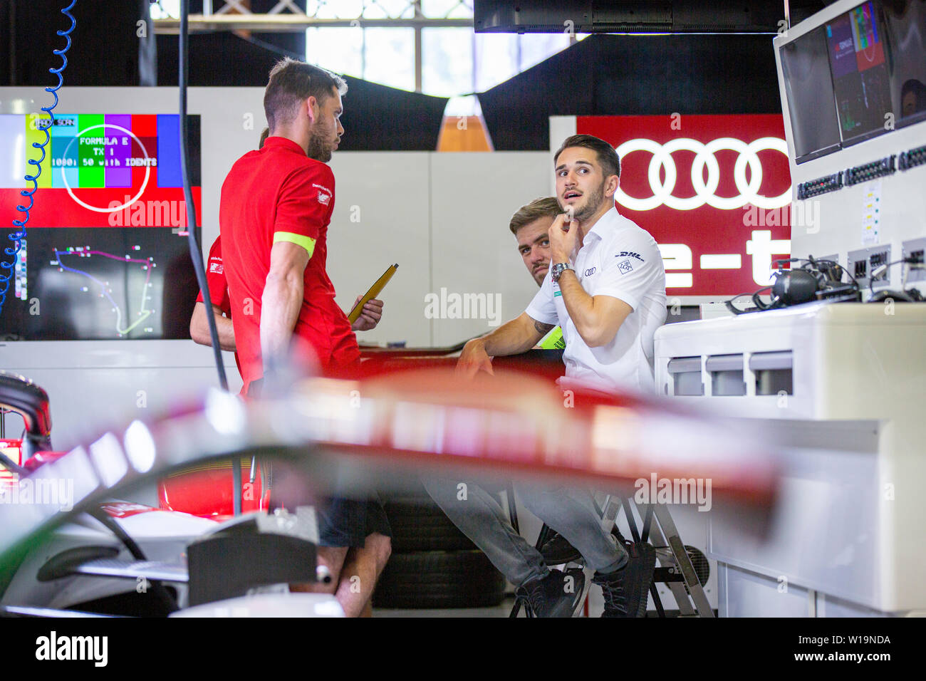 Formule E Daniel Abt sur l'équipe d'Audi Sport ABT Schaeffler dans le garage à l'intérieur de la BernExpo avant des voitures à venir shakedown de la course. Banque D'Images