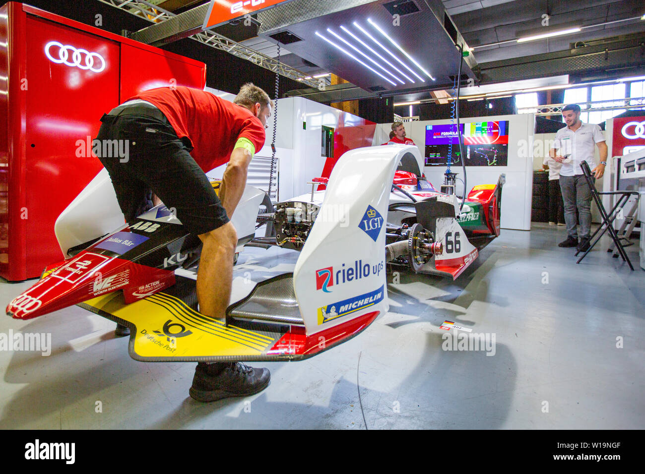 Formule E Daniel Abt sur l'équipe d'Audi Sport ABT Schaeffler dans le garage à l'intérieur de la BernExpo avant des voitures à venir shakedown de la course. Banque D'Images
