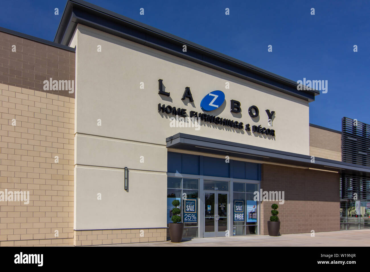 WOODBURY, MN/USA - 7 juin 2019 : La-Z-Boy furniture store extérieur et le logo de marque. Banque D'Images