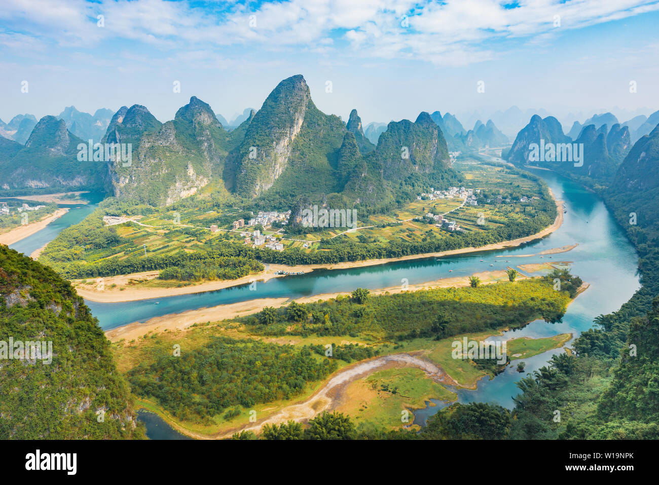 Rivière Li et karstiques montagnes près de Yangshuo. La province de Guangxi. La Chine. Banque D'Images