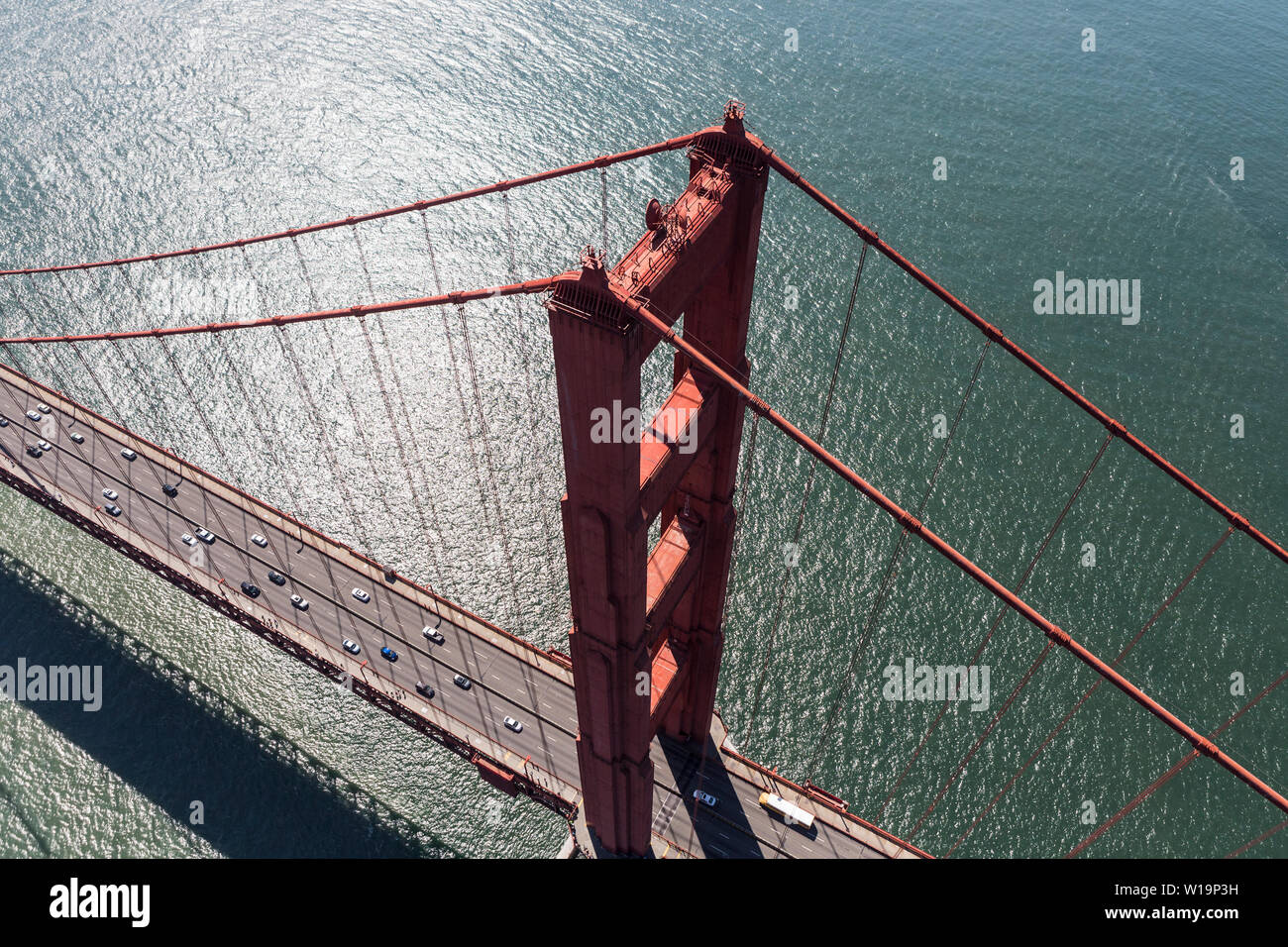 Vue aérienne de la circulation sur le pont du Golden Gate, près de San Francisco, sur la pittoresque côte de Californie. Banque D'Images