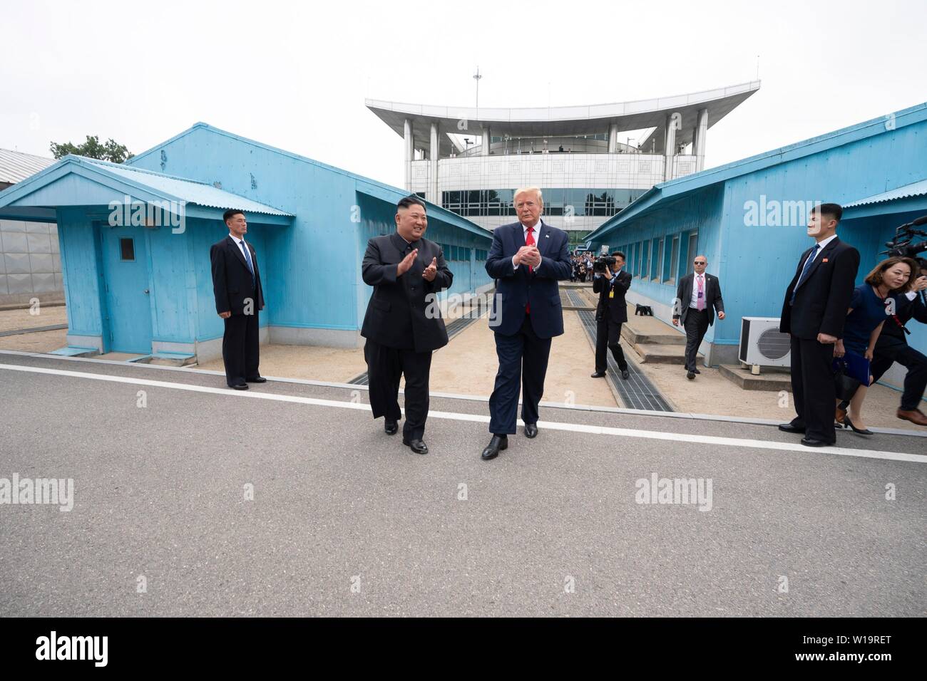 Panmunjom, la Corée du Sud. . 30 Juin, 2019. Président américain Donald Trump et le dirigeant nord-coréen Kim Jong Un marcher ensemble parce qu'ils répondent à la frontière dans la zone démilitarisée le 30 juin 2019 à Panmunjom, la Corée du Sud. Credit : Planetpix/Alamy Live News Banque D'Images