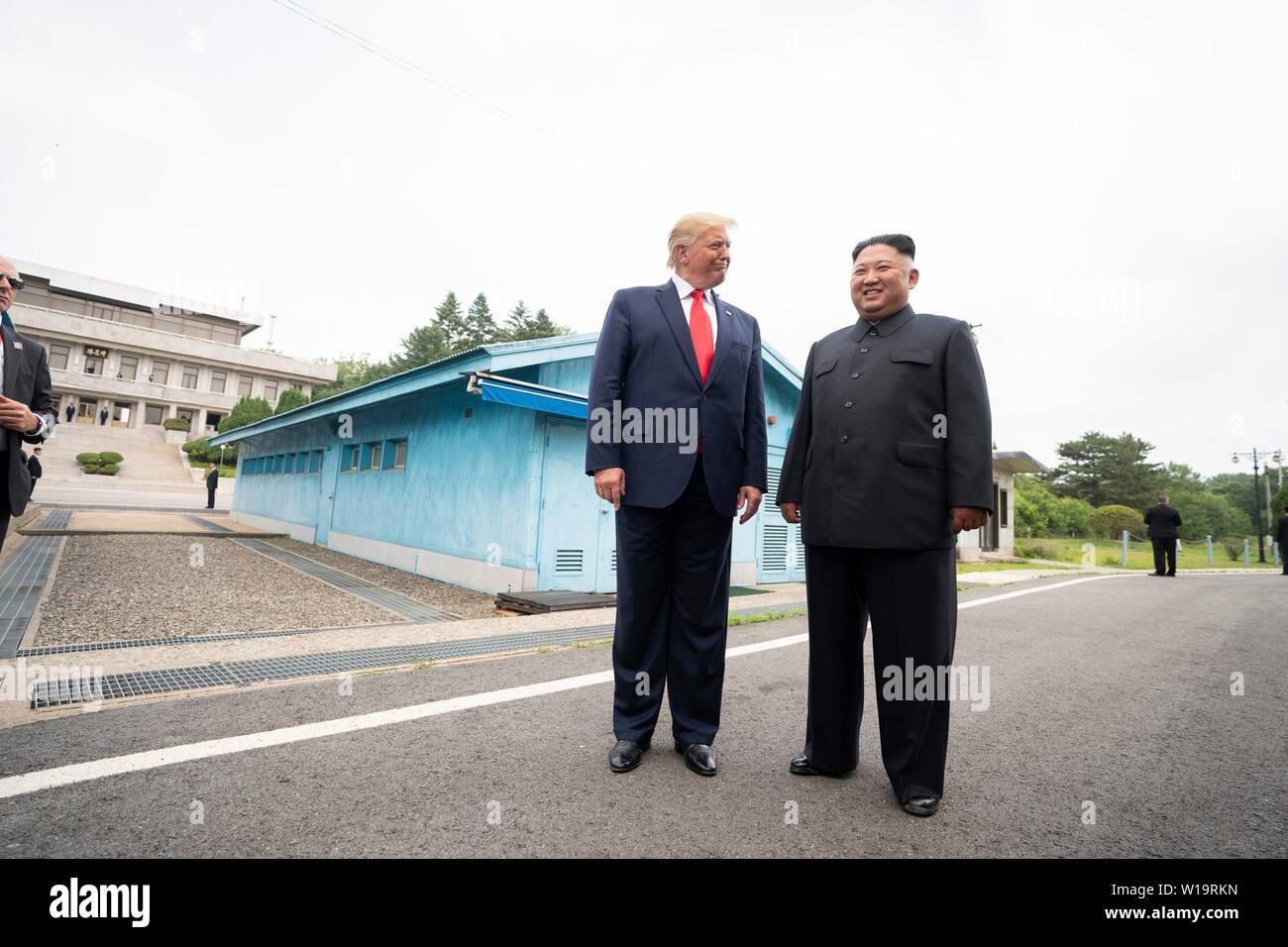 Panmunjom, la Corée du Sud. . 30 Juin, 2019. Président américain Donald Trump et le dirigeant nord-coréen Kim Jong Un rencontrez la presse comme le stand ensemble en dehors de Freedom House qu'ils répondent à la frontière dans la zone démilitarisée le 30 juin 2019 à Panmunjom, la Corée du Sud. Credit : Planetpix/Alamy Live News Banque D'Images