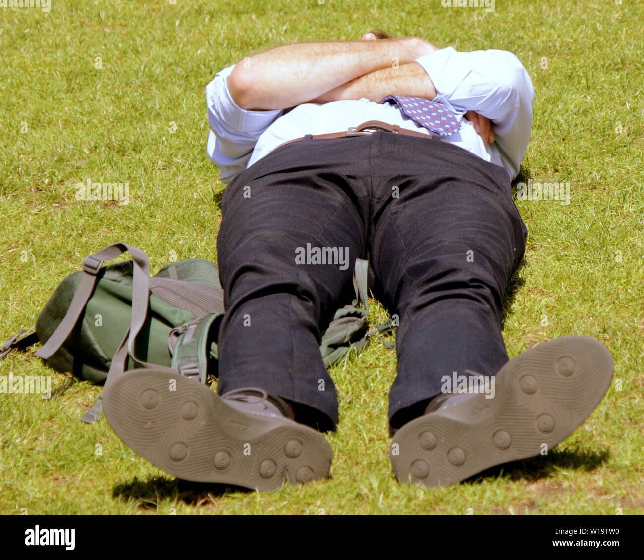 Glasgow, Écosse, Royaume-Uni 1er juillet 2019. UK : Météo Temps ensoleillé a vu un autre aperçu de l'été que les travailleurs et les touristes jouissent du soleil.Dans la george square espace vert de pan. L'homme a un camel toe Crédit : Gérard Ferry/ Alamy Live News Banque D'Images