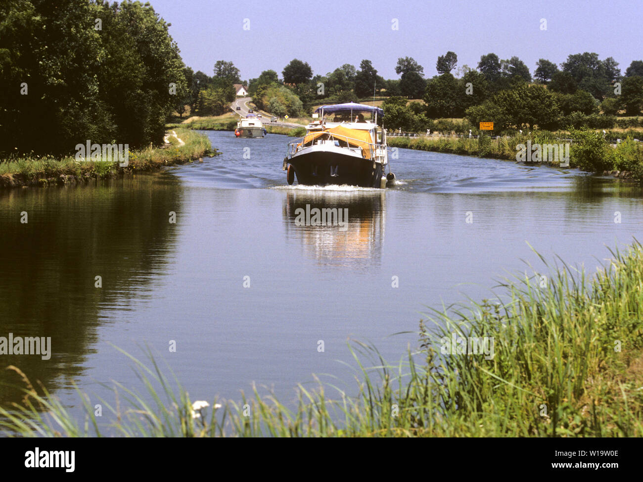 Bateau à moteur sur le fleuve Européen Banque D'Images