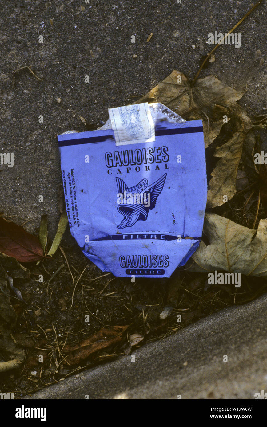 Paquet de cigarettes vides dans le caniveau Banque D'Images