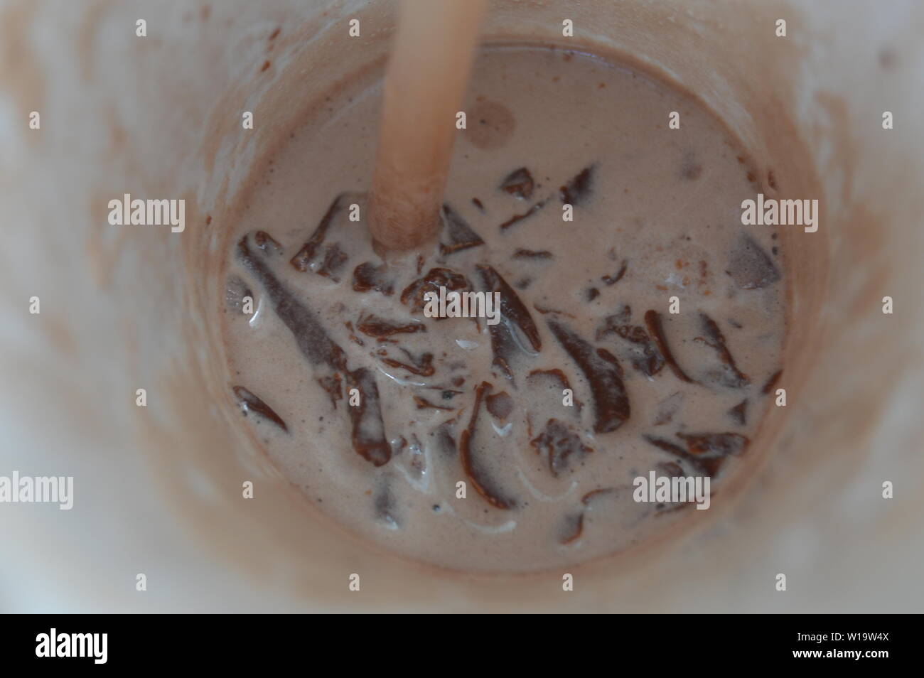 Chocolat vide, milk-shake à puce de chocolat dans une tasse blanche Banque D'Images