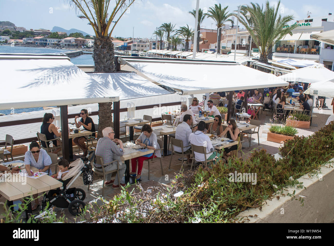 Diners dans des restaurants à Cabo de Palos à Murcie, Espagne Banque D'Images