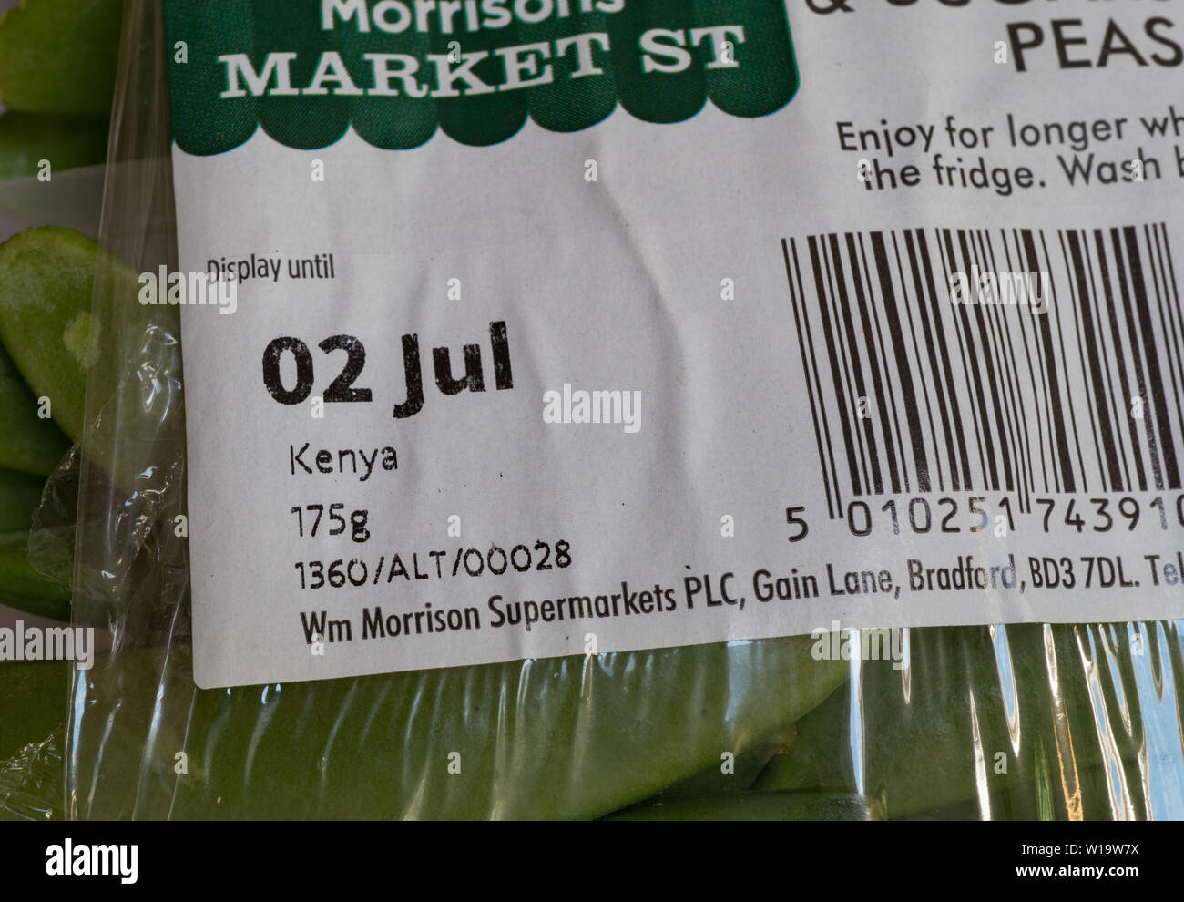 Enveloppés dans du plastique Sugarsnap pois, importés du Kenya. UK 2019 Banque D'Images