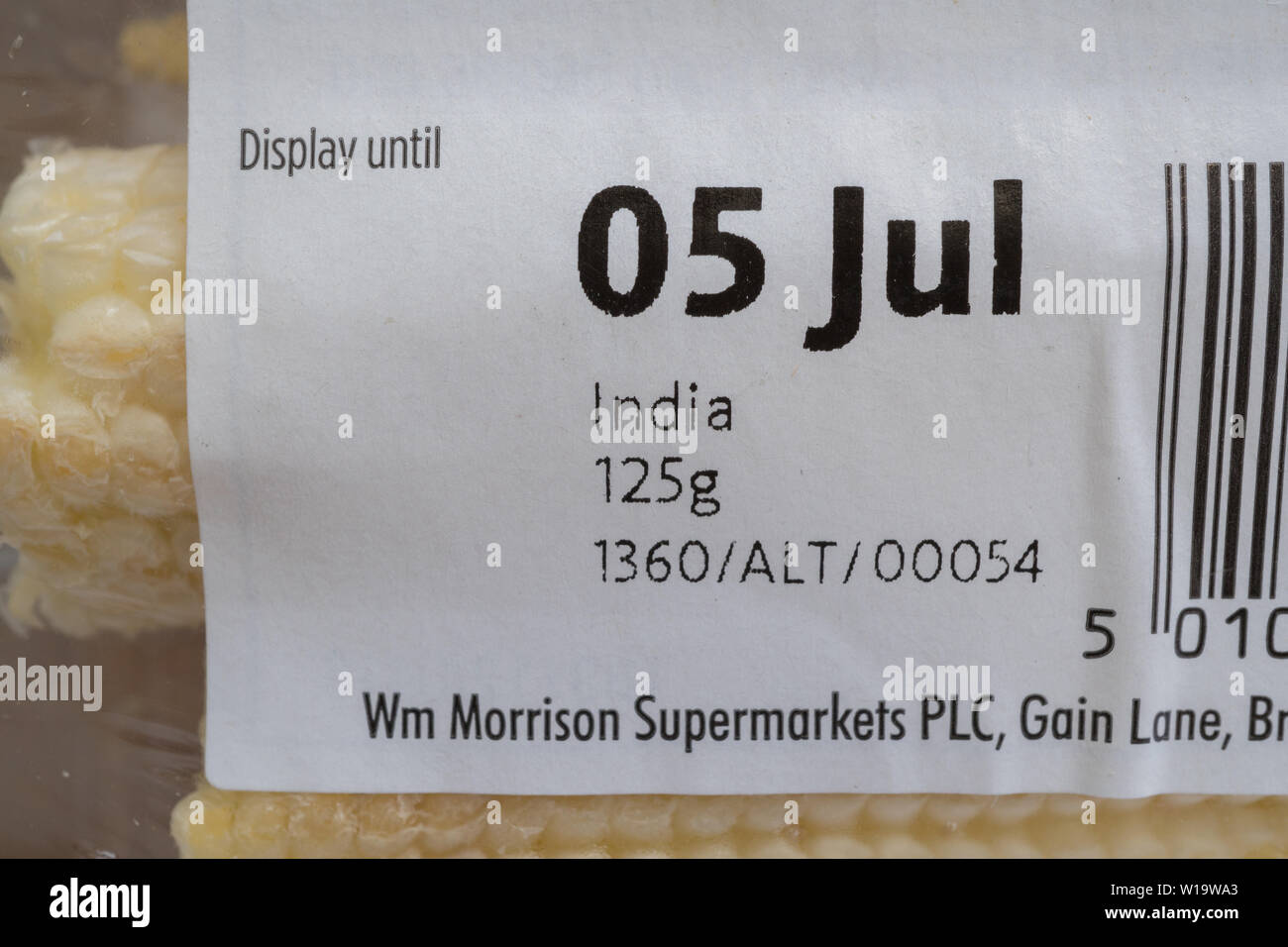 Baby Sweetcorn en emballage plastique, importées de l'Inde. UK. 2019 Banque D'Images