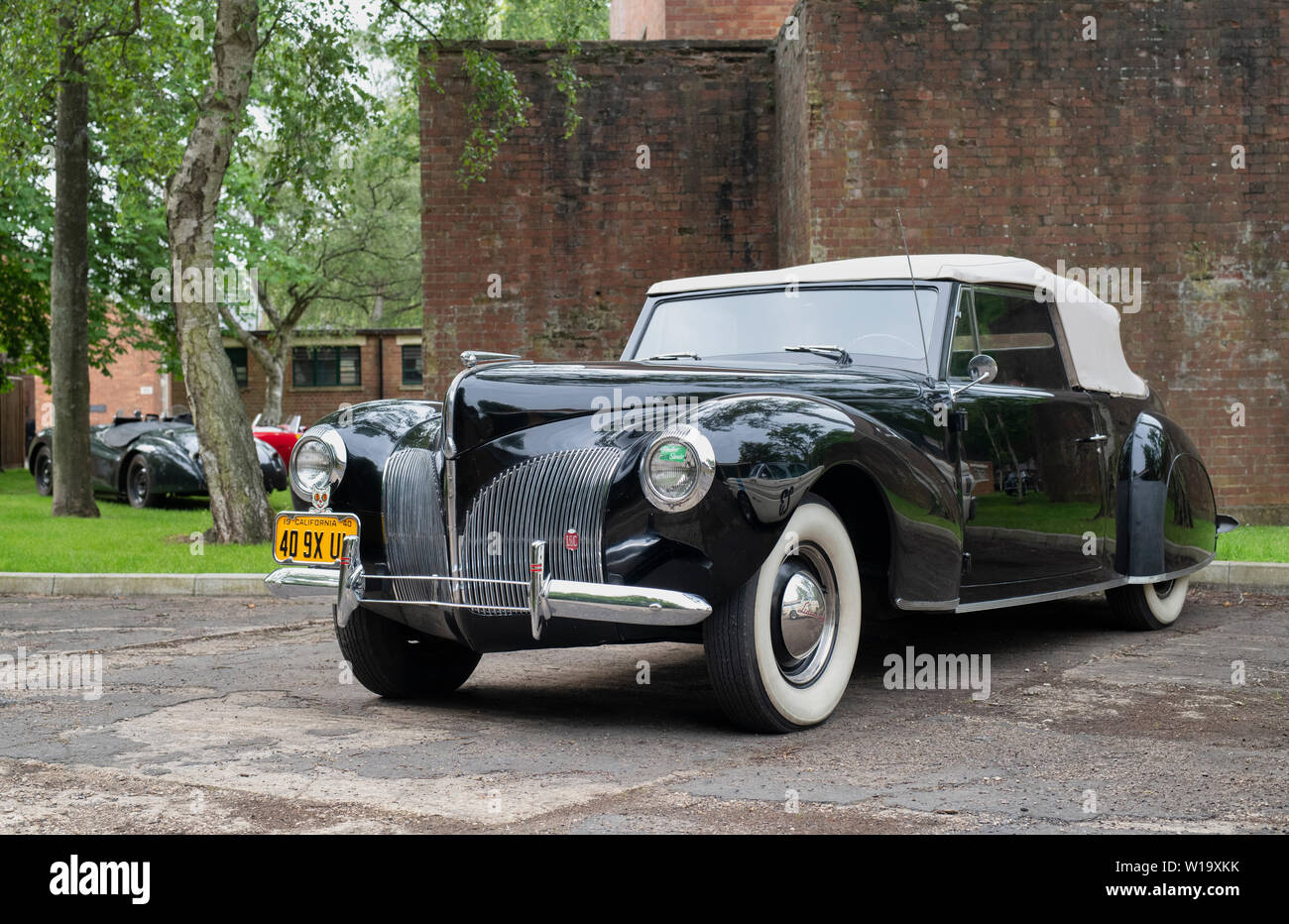 Vintage 1940 Lincoln Zephyr Continental Cabriolet voiture à Bicester Heritage Centre super scramble event. Bicester, Oxfordshire, Angleterre Banque D'Images
