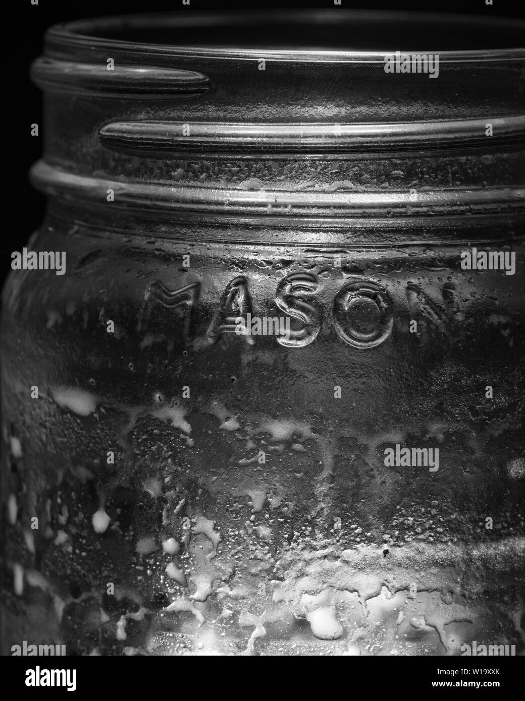 Close-up d'un pot Mason à la lumière des bougies Banque D'Images