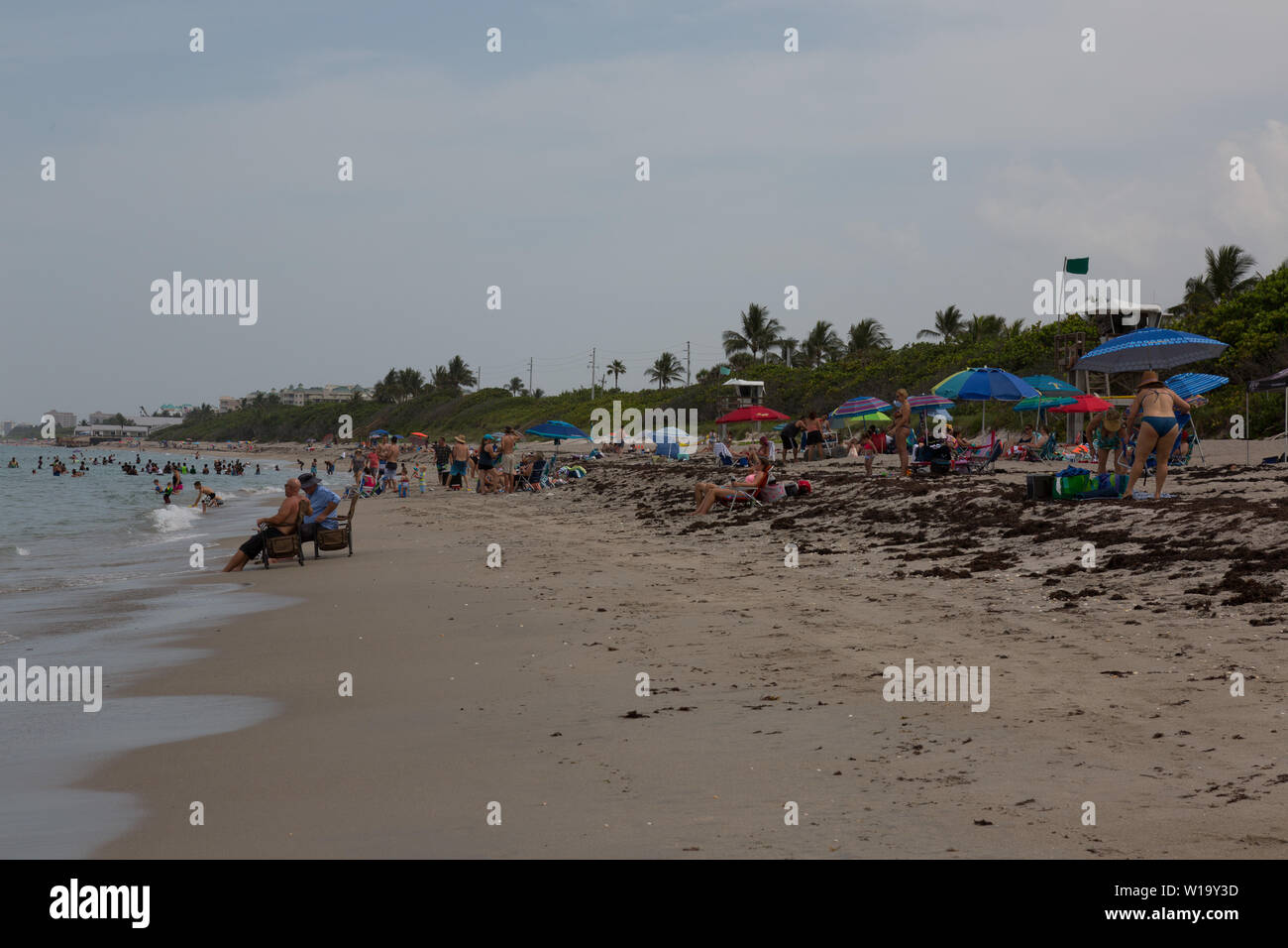 Une chaude journée d'été sur la plage de sable de l'océan Atlantique à Carlin Park à Jupiter, en Floride, USA. Banque D'Images