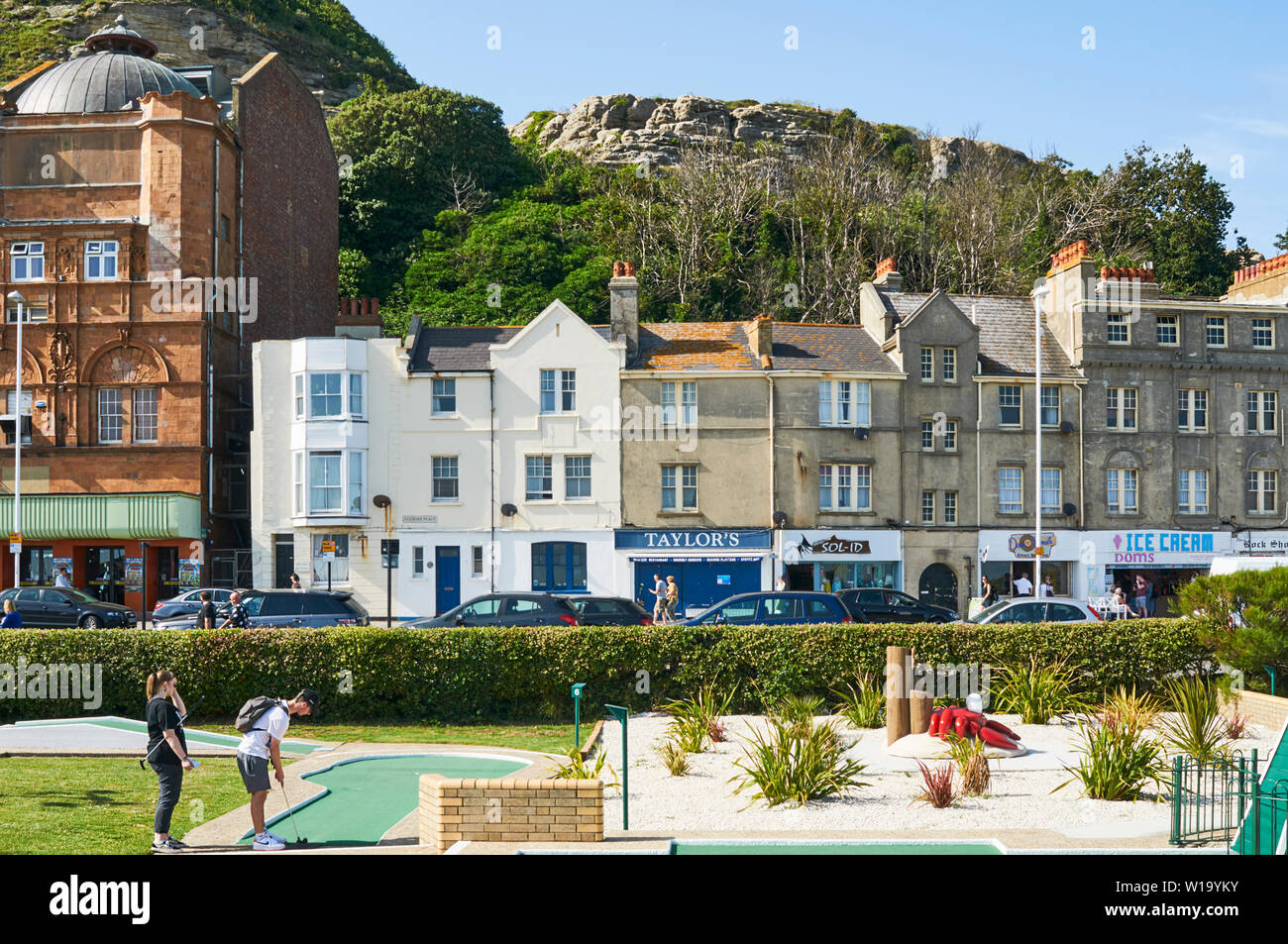 Les bâtiments de mer à Hastings, East Sussex, UK, avec golf miniature à l'avant-plan et en arrière-plan de West Hill Banque D'Images