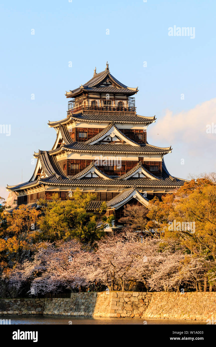 Le Borogata 1958 reconstruit en béton, de type garder tenshu château d'Hiroshima au Japon. Doté d''une tour sur le dessus du cinquième niveau. Le printemps. Banque D'Images