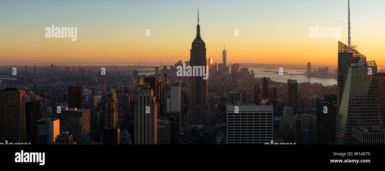 La ville de New York vue aérienne de Manhattan et du quartier financier de gratte-ciel au coucher du soleil. USA Banque D'Images