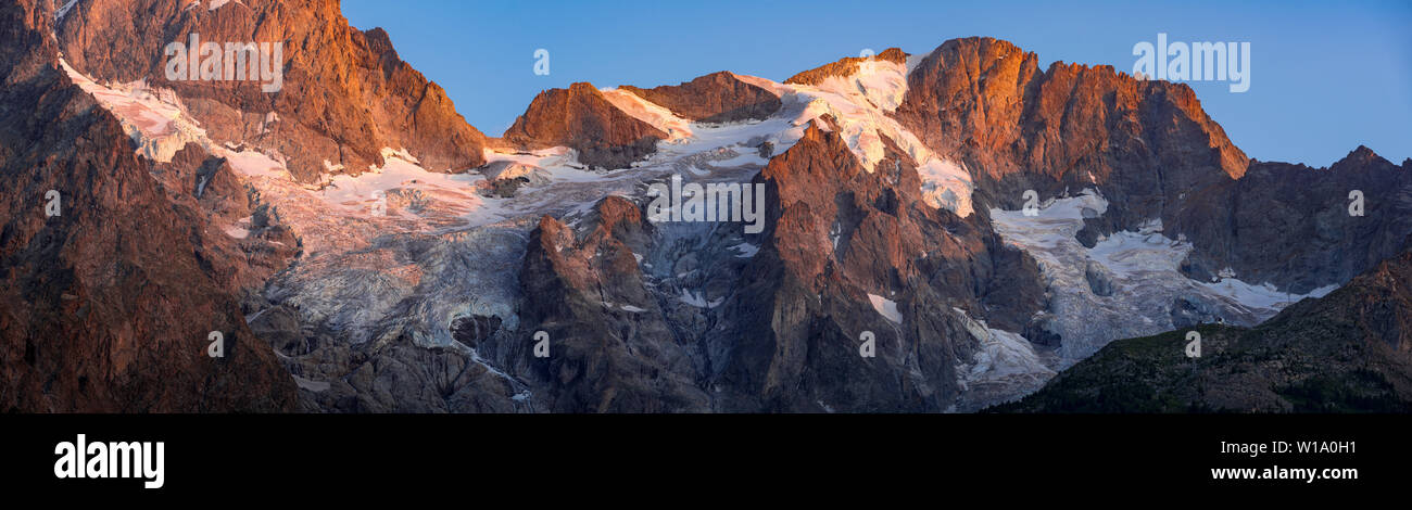 Coucher de soleil sur la Meije et le rateau glaciers (vue panoramique) dans le Parc National des Écrins. France, Hautes-Alpes (05), La Grave, les Alpes européennes Banque D'Images