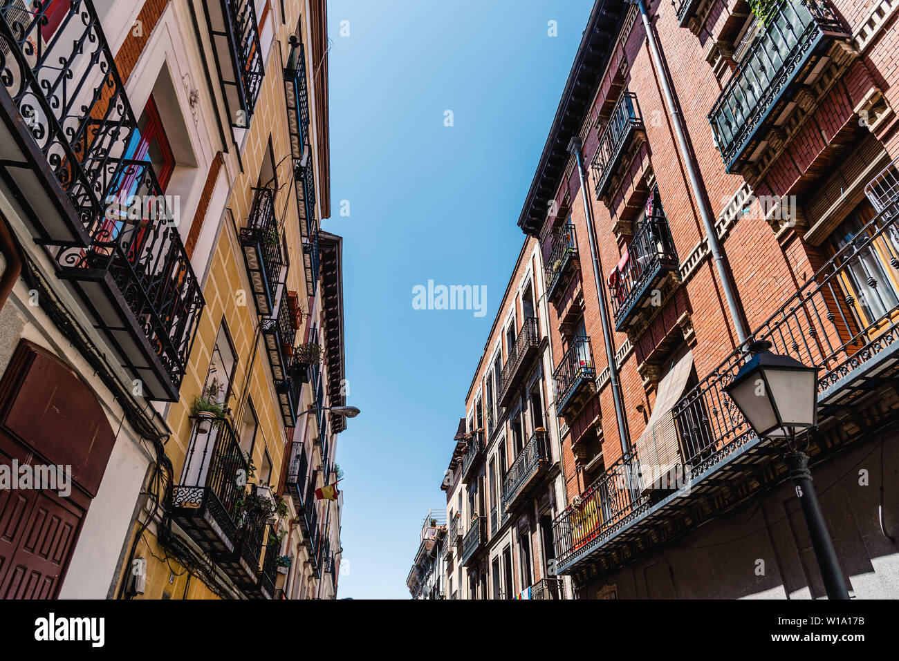 Paysage urbain de quartier Malasana à Madrid. Malasana est l'un des quartiers les plus branchés de la ville Banque D'Images
