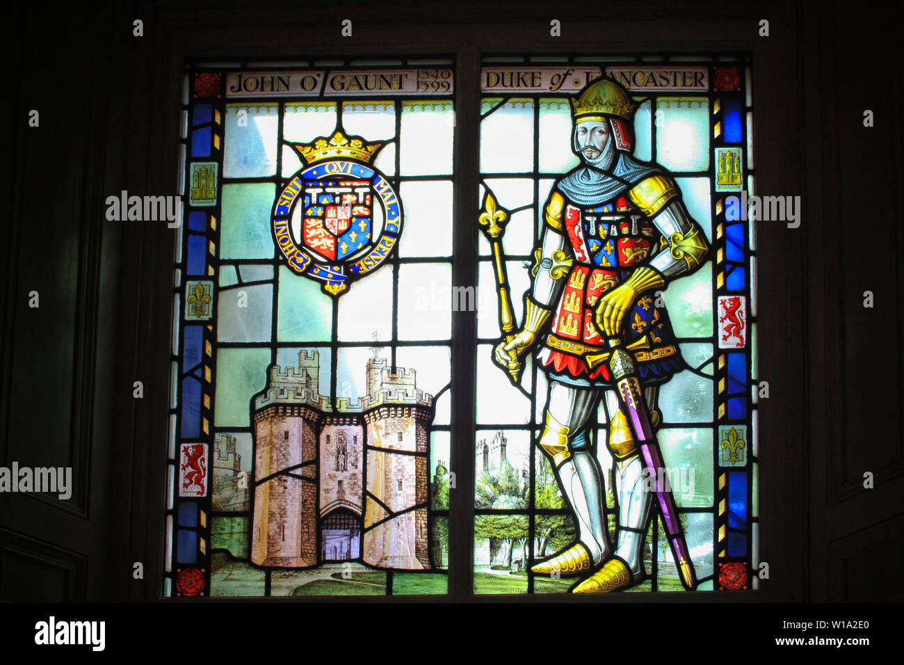 Une fenêtre en verre coloré de la commémorative knight John Gaunt, duc de Lancaster à l'effigie de la ville et son château. Pas de l'art médiéval britannique Banque D'Images