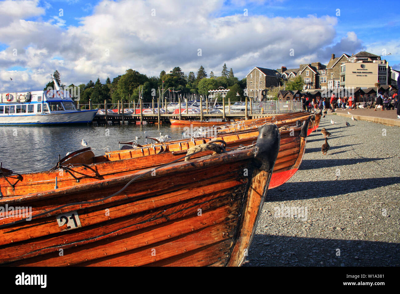 Une vue magnifique sur le petit village de Windermere, sur les bateaux, les gens et les canards. Parc National de Lake District, Cumbria, Angleterre. UK. Banque D'Images