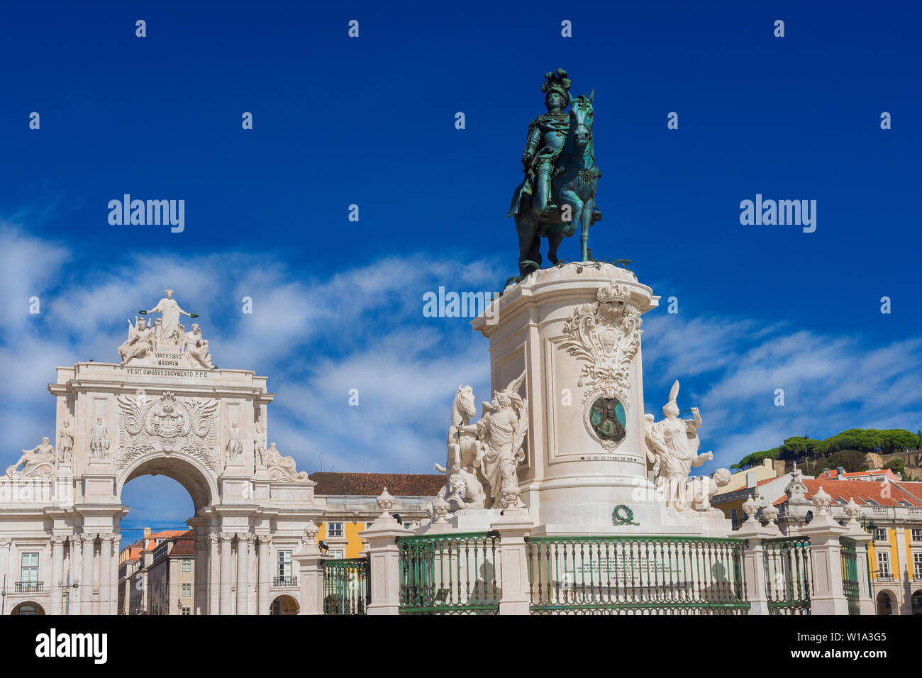 De Triomphe et King Jose je statue en bronze dans l'emblématique Place du Commerce dans le centre de Lisbonne Banque D'Images