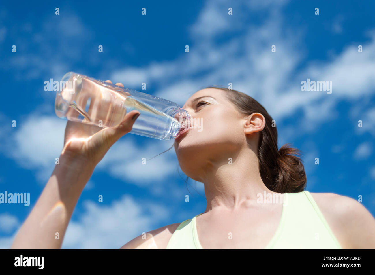 Femme boire d'une bouteille d'eau en verre réutilisables Banque D'Images