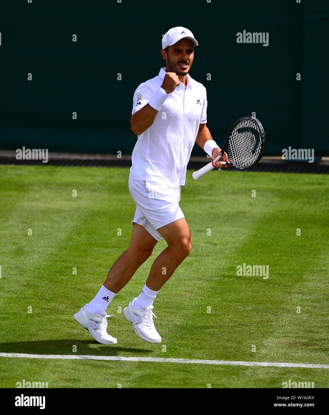 Thomas Fabbiano célèbre après avoir battu Stefanos Tsitsipas lors du premier jour des championnats de Wimbledon au All England Lawn tennis and Croquet Club, Londres. Banque D'Images