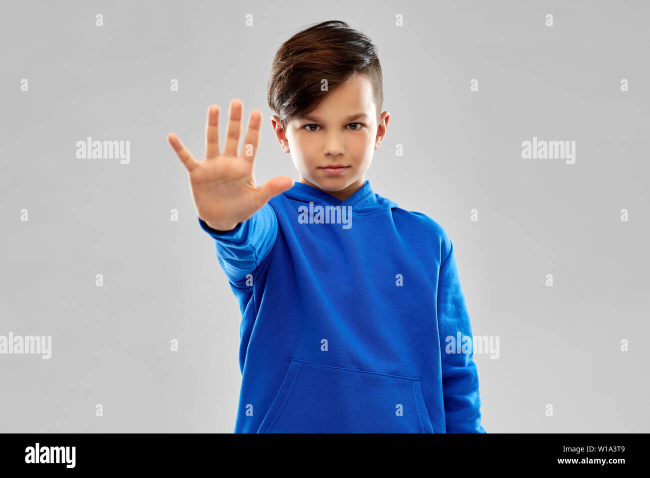 Boy in Blue hoodie faire de geste d'arrêt Banque D'Images